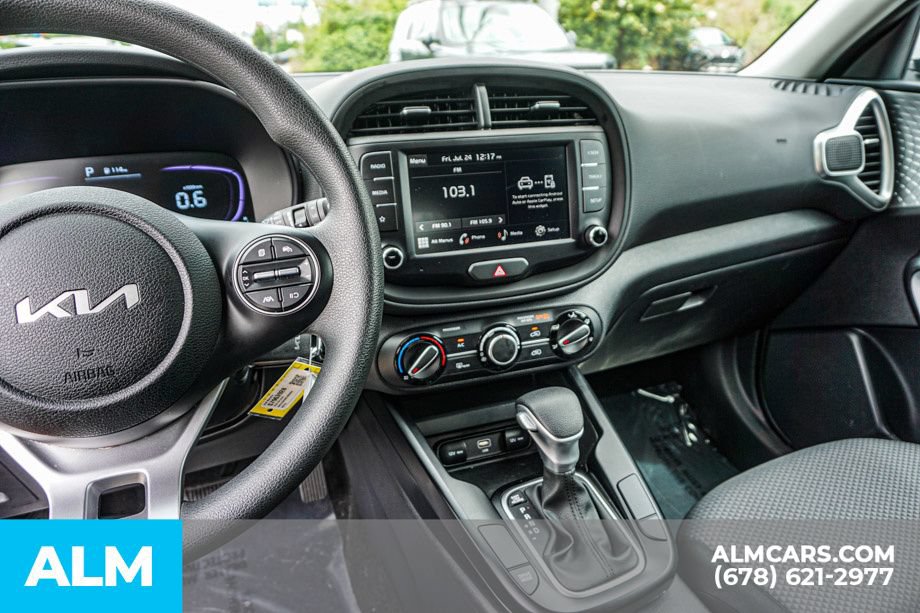 Used 2025 Kia Soul LX w/ LX Technology Package FWD image 32