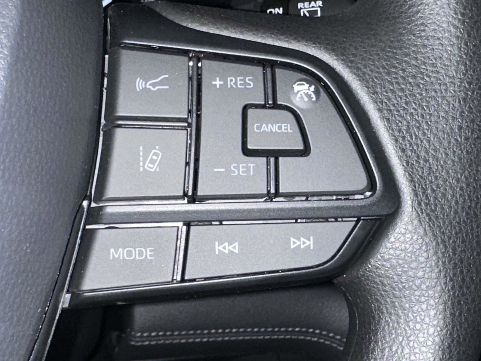 Used 2025 Toyota Sienna LE image 28