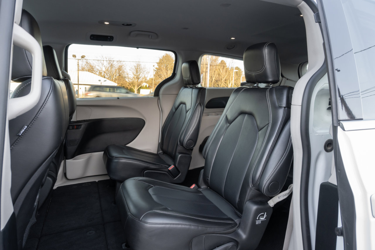 Used 2024 Chrysler Pacifica Touring-L image 16