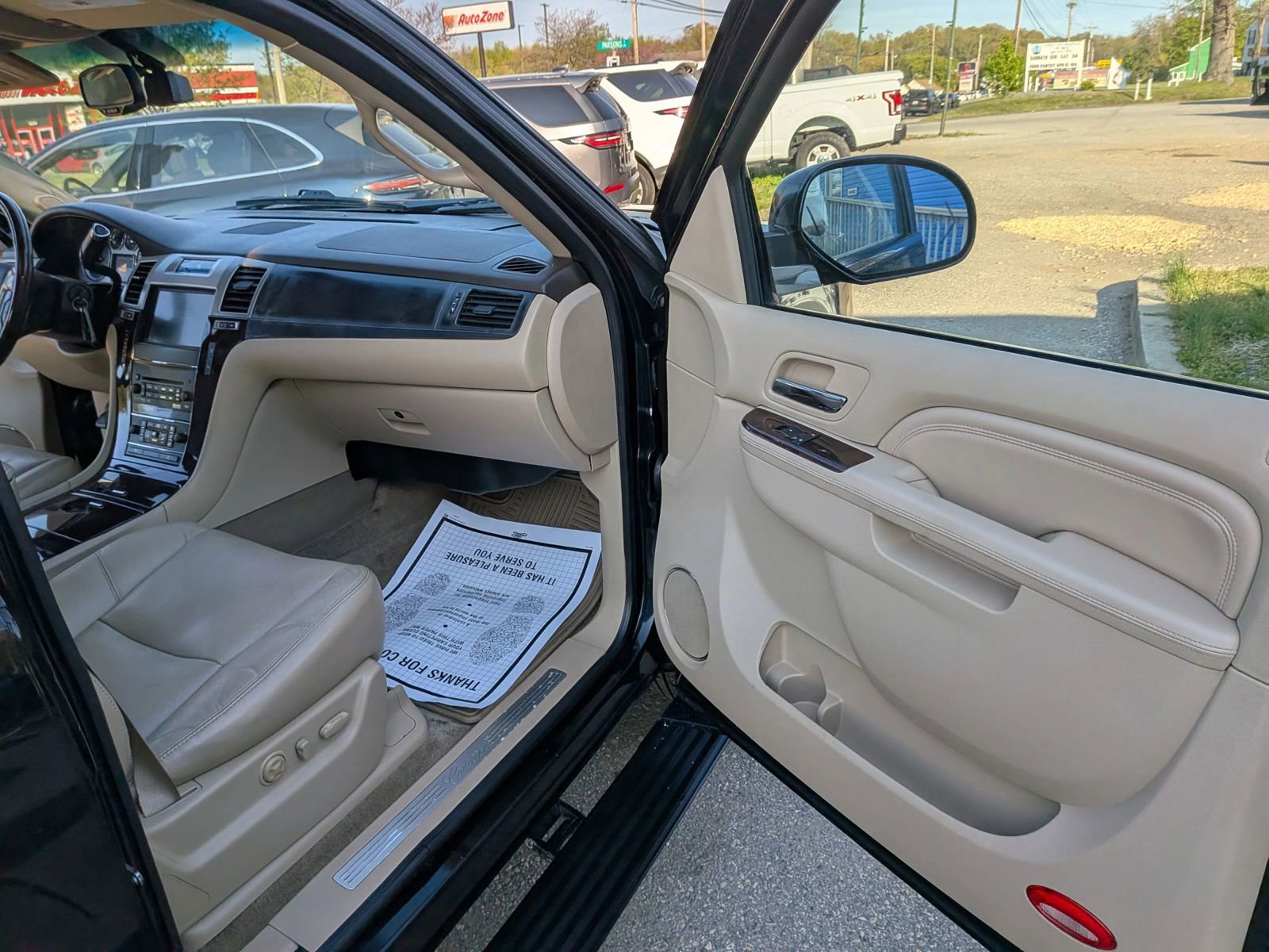 Used 2011 Cadillac Escalade Premium image 38