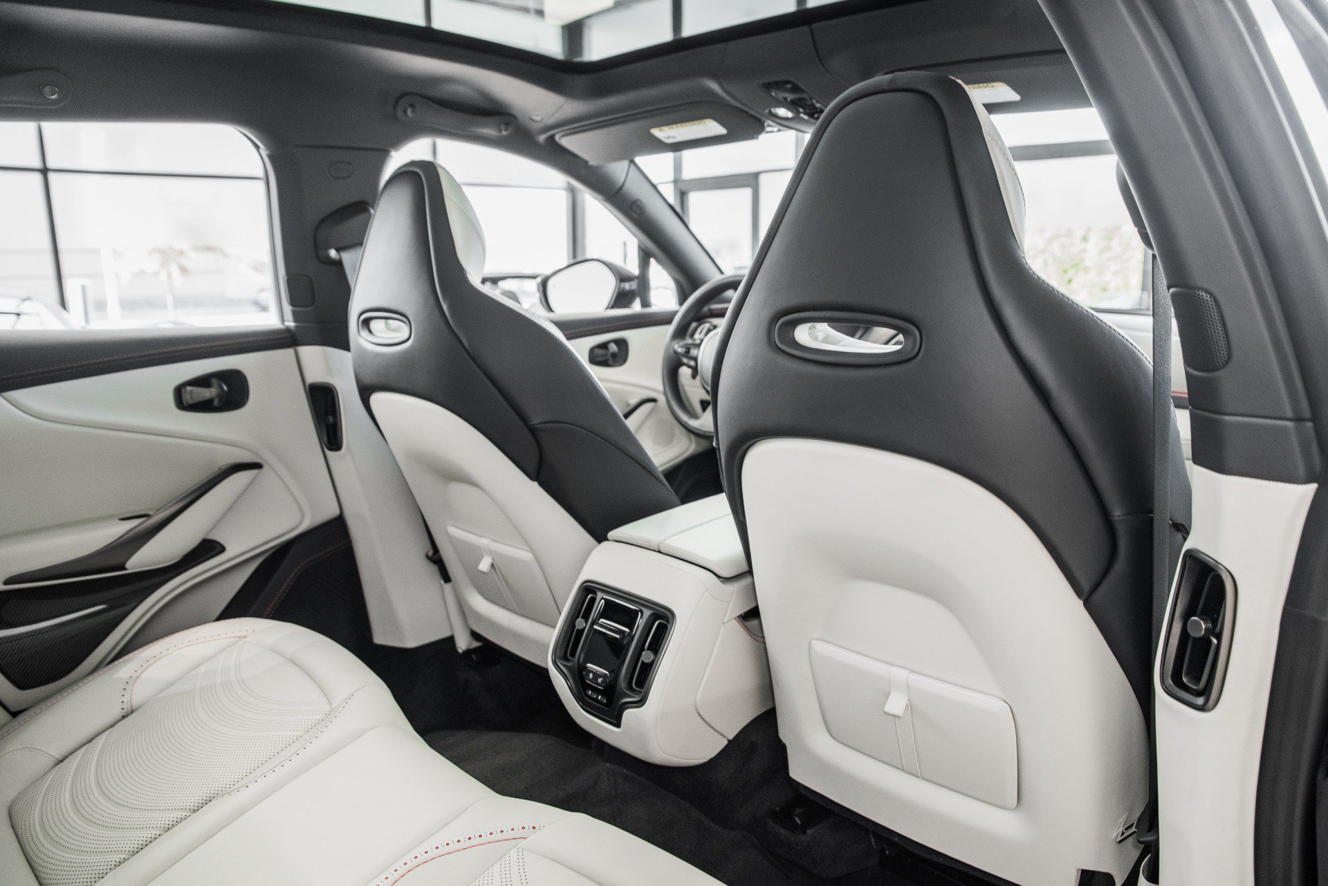Used 2022 Aston Martin DBX AWD/4WD image 17