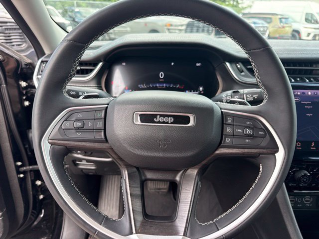 Used 2023 Jeep Grand Cherokee L Limited AWD/4WD image 10