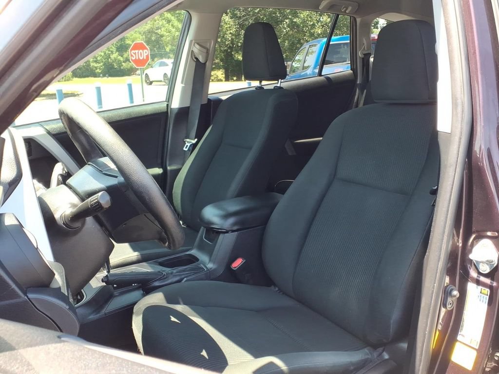 Used 2018 Toyota RAV4 LE FWD image 2