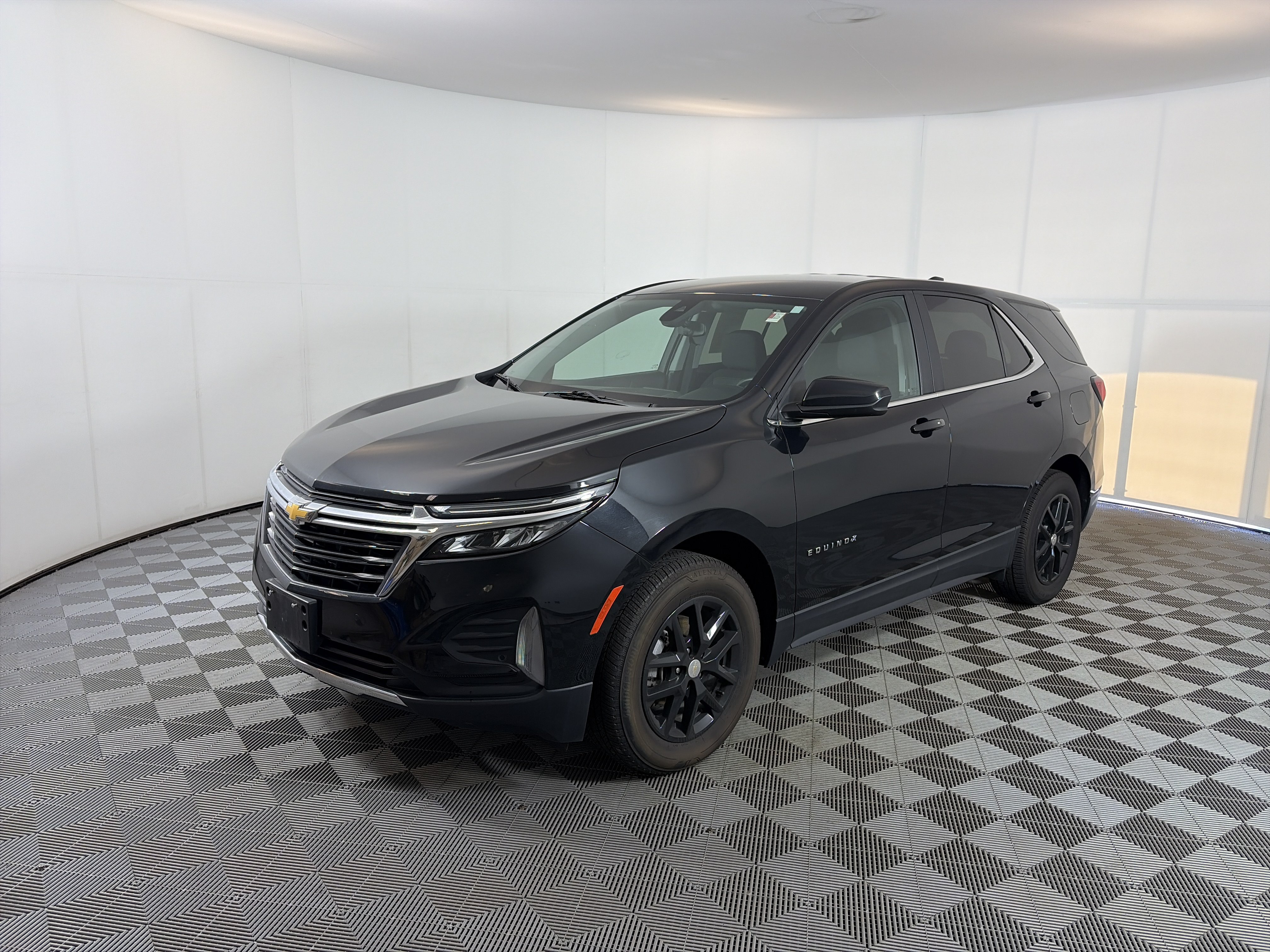 Used 2024 Chevrolet Equinox LT AWD/4WD image 2