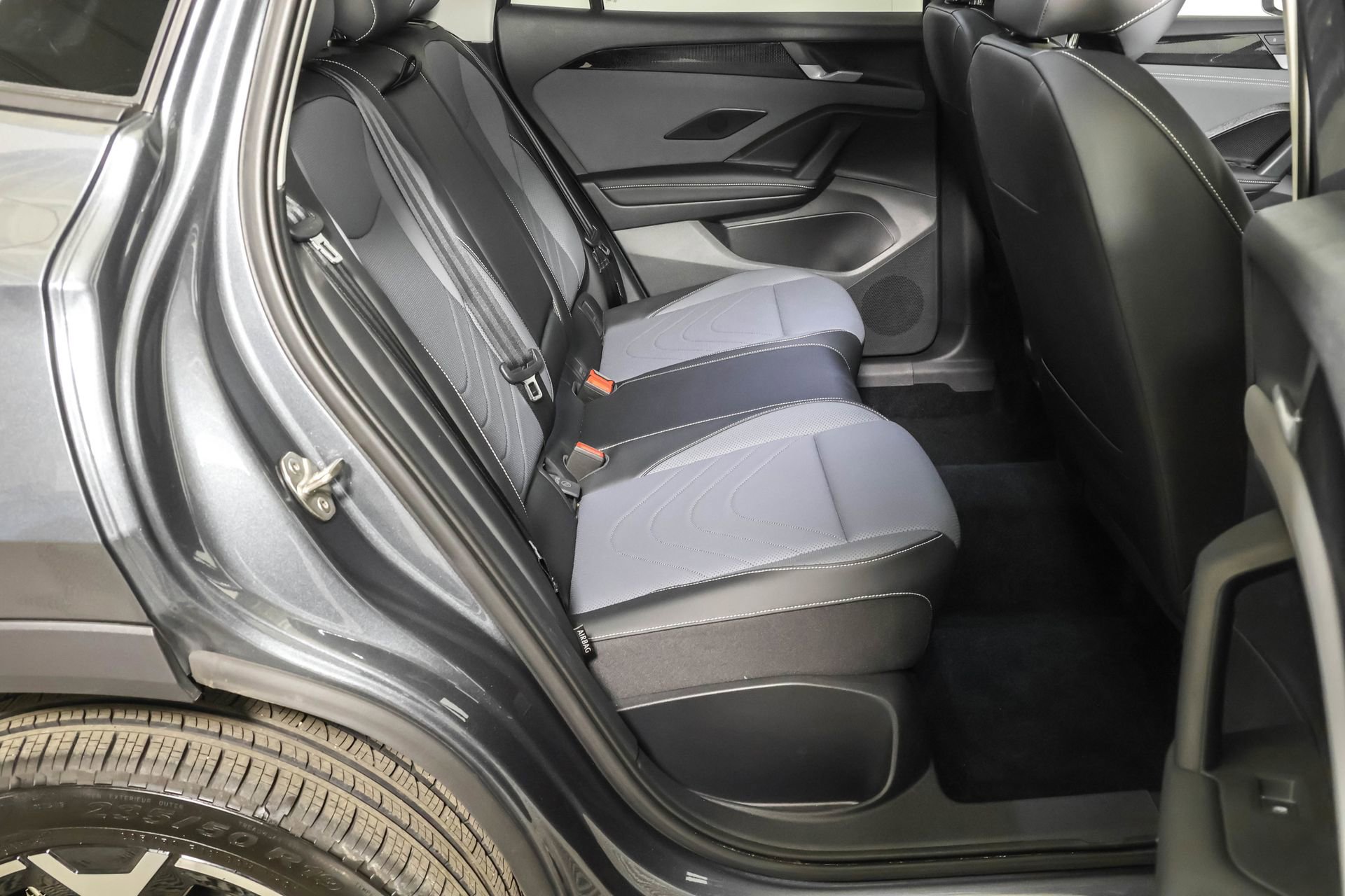 Used 2025 Volkswagen Tiguan SE w/ Panoramic Sunroof Package image 41