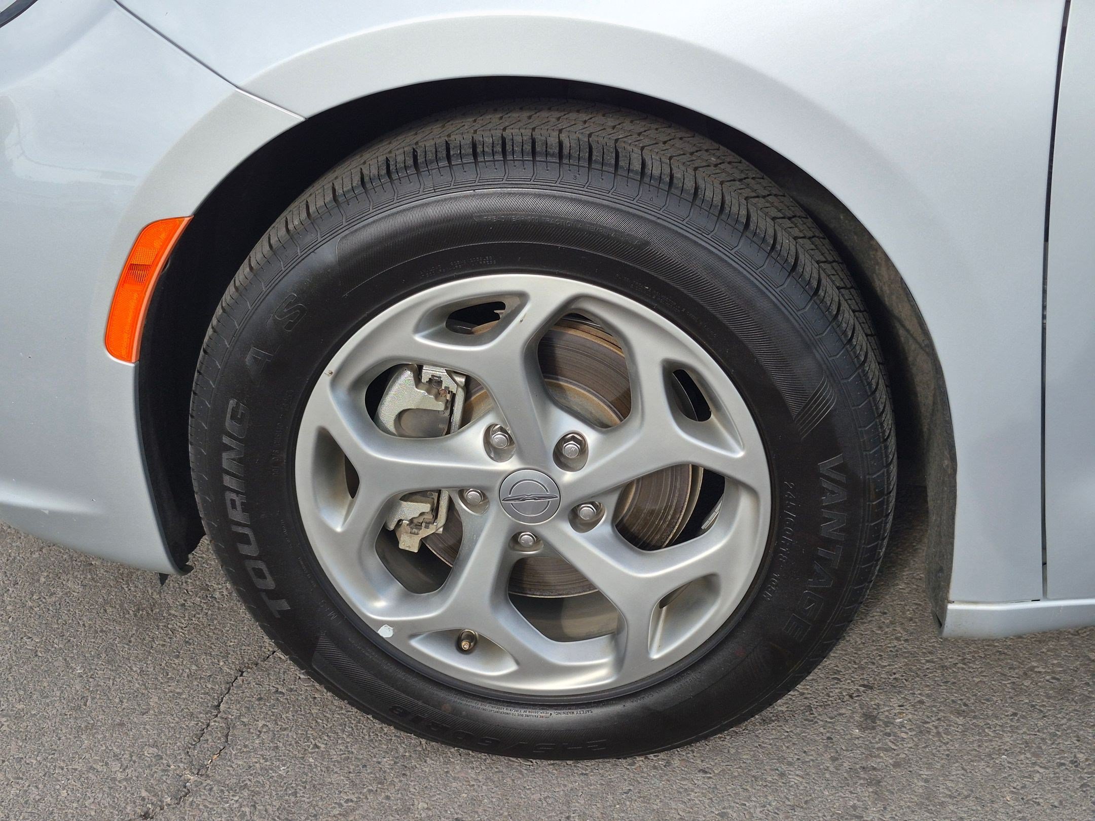 Used 2024 Chrysler Pacifica Limited FWD image 14