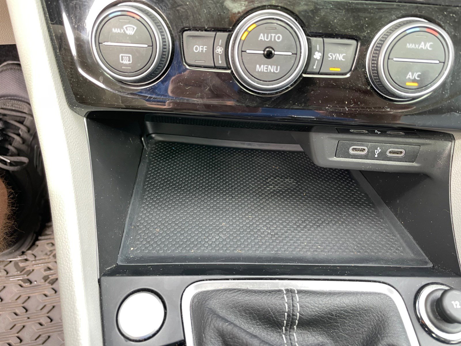 Used 2023 Volkswagen Jetta SE w/ Panoramic Sunroof Package FWD image 21