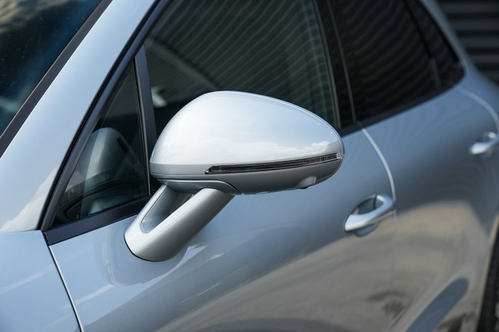 Certified 2026 Porsche Macan AWD/4WD image 9