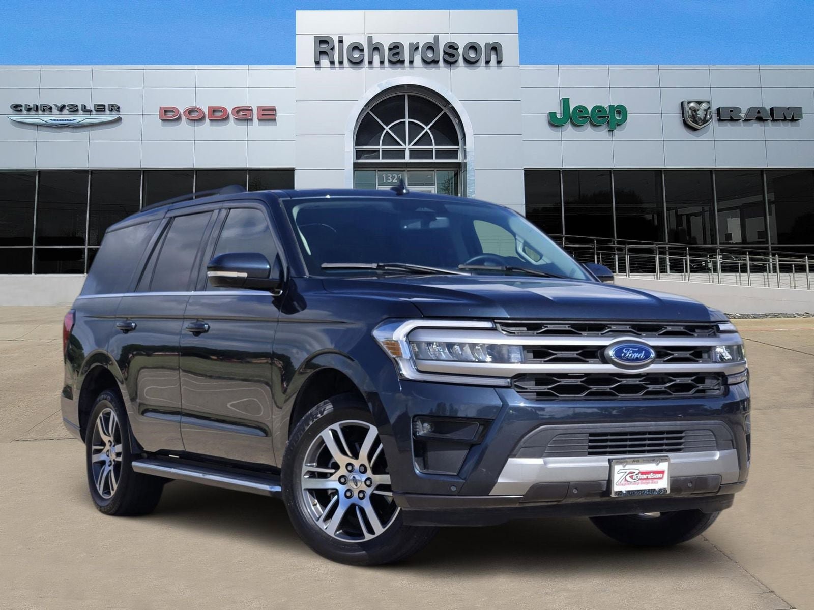 Used 2023 Ford Expedition XLT RWD image 1