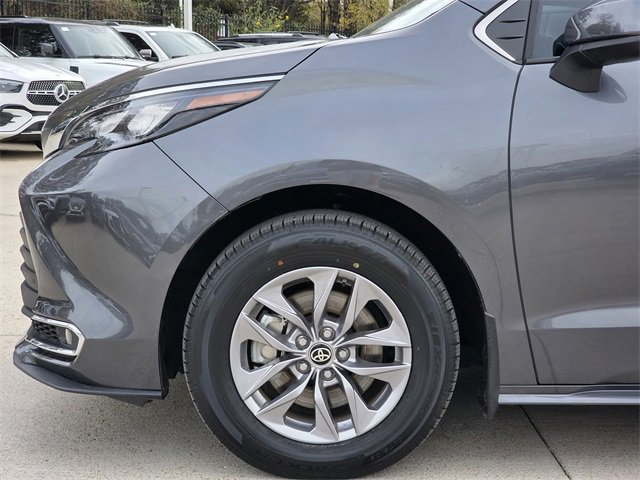 Used 2025 Toyota Sienna XLE image 5