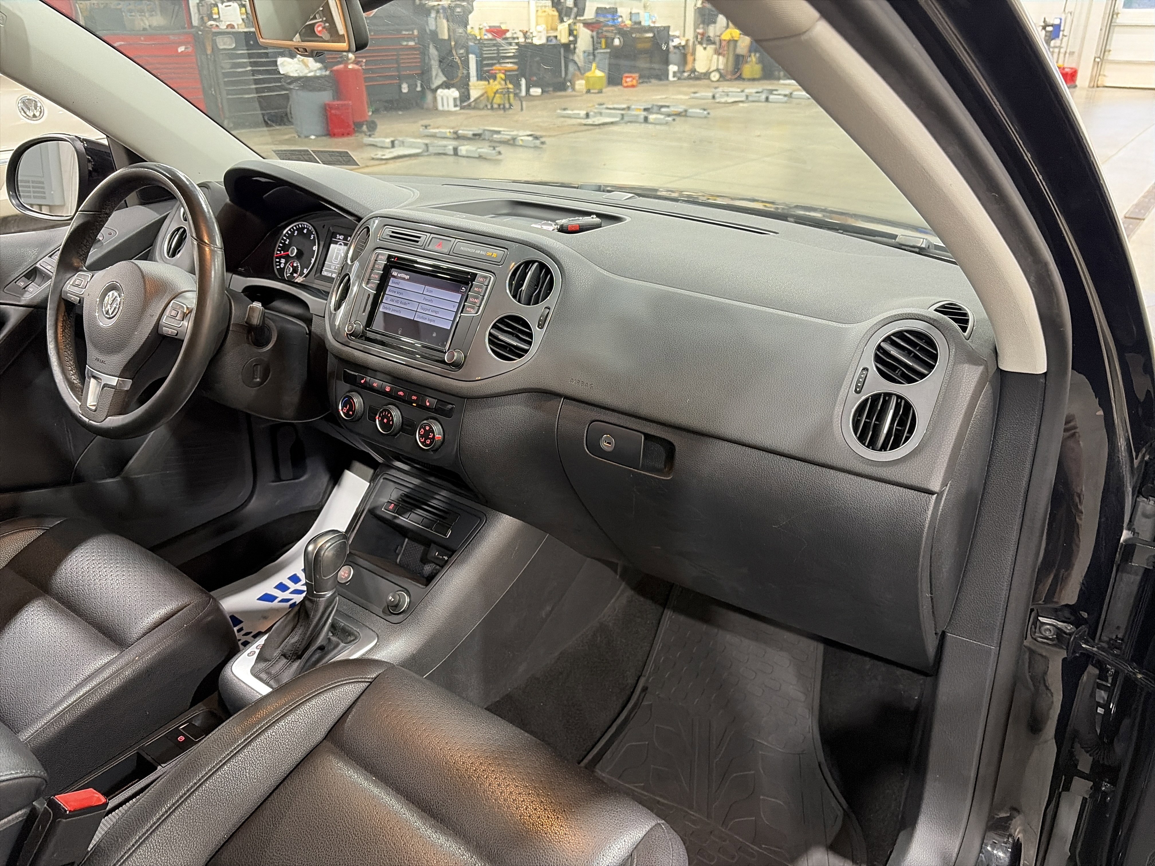 Used 2017 Volkswagen Tiguan S image 34