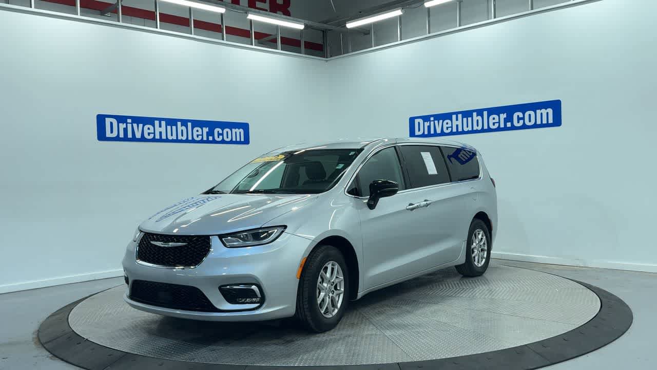 Used 2024 Chrysler Pacifica Touring-L image 7