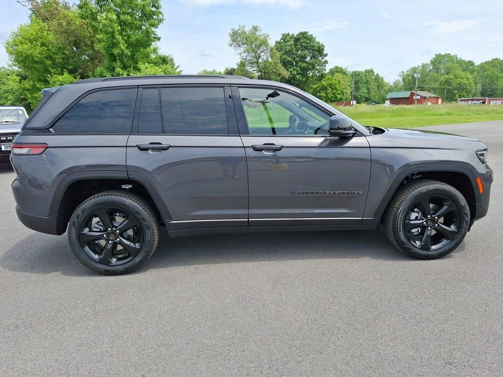 New 2025 Jeep Grand Cherokee Limited w/ Black Appearance Package image 8
