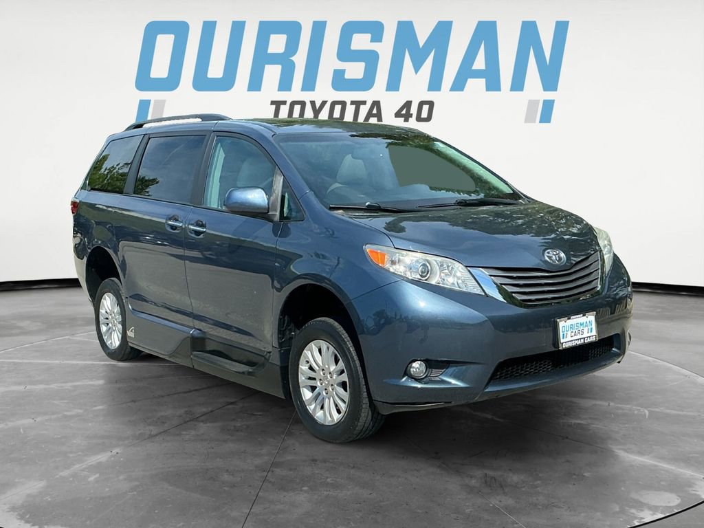 Used 2017 Toyota Sienna XLE Premium FWD image 1