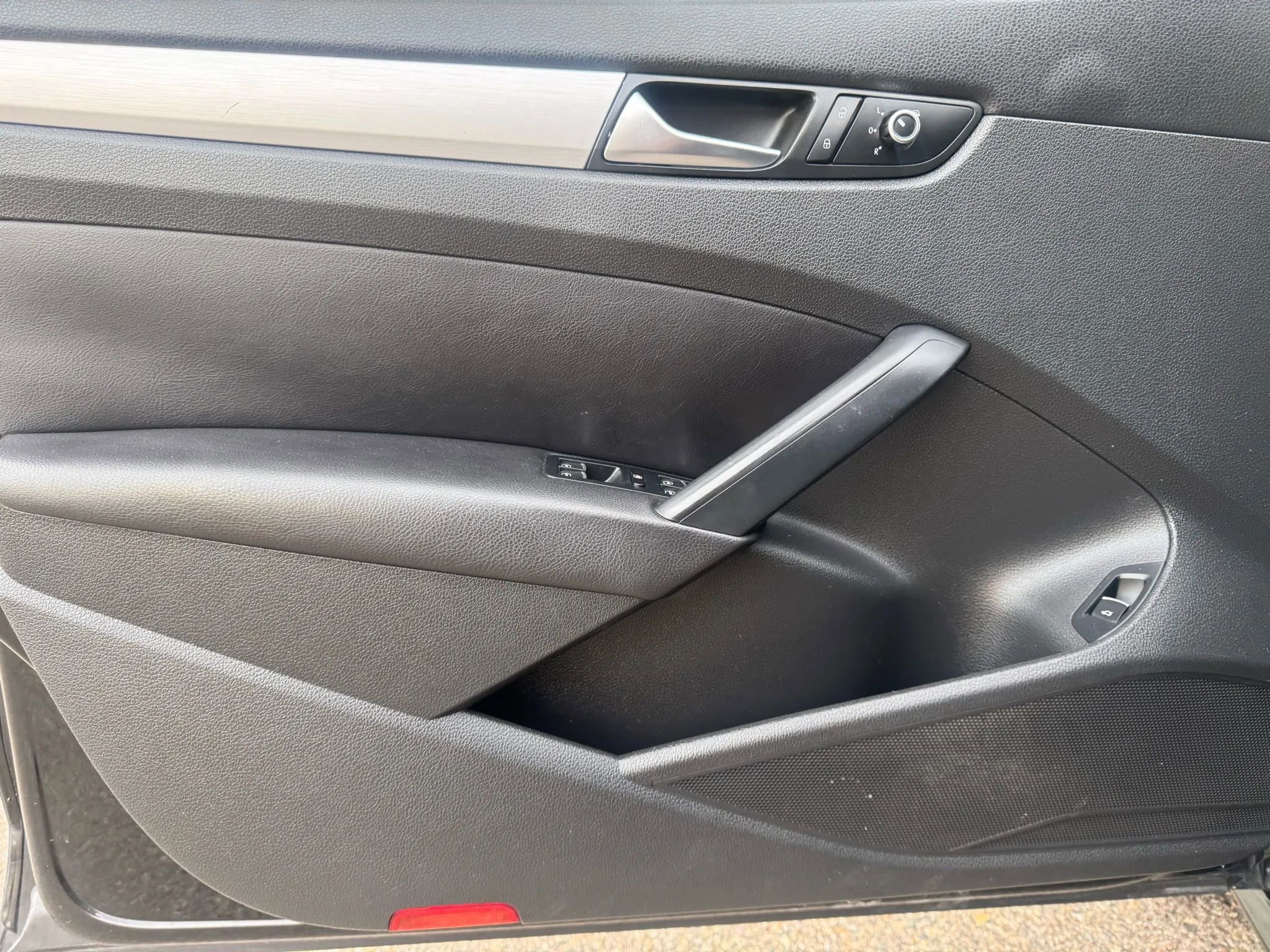 Used 2012 Volkswagen Passat TDI SE image 9