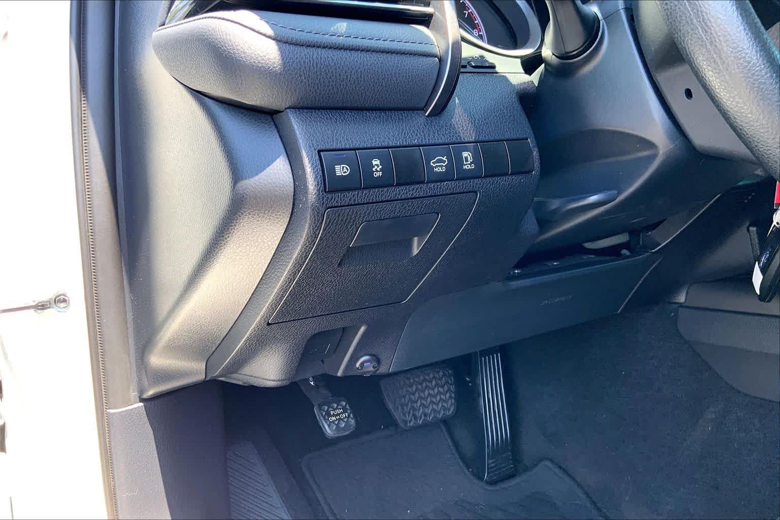 Certified 2022 Toyota Camry LE w/ Carpet Mat Package (TMS) FWD image 33