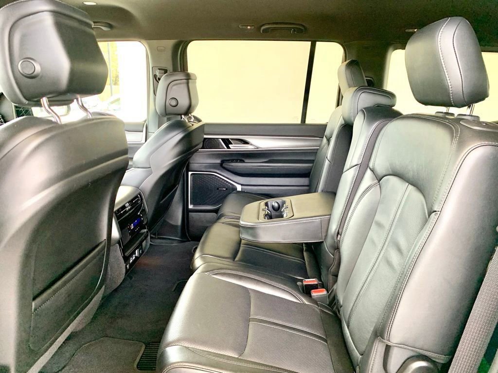 Used 2025 Jeep Wagoneer Series II w/ 8-Passenger Seating Package image 15