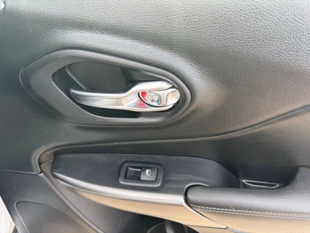 Used 2019 Jeep Cherokee Latitude w/ Popular Appearance Group image 21