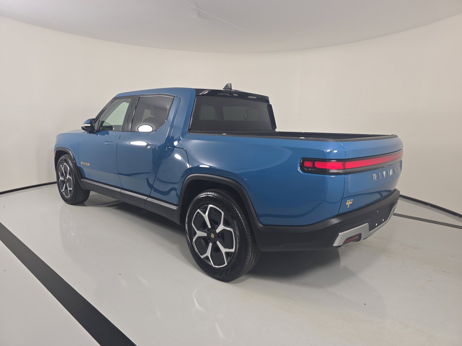 Used 2023 Rivian R1T Adventure AWD/4WD image 3