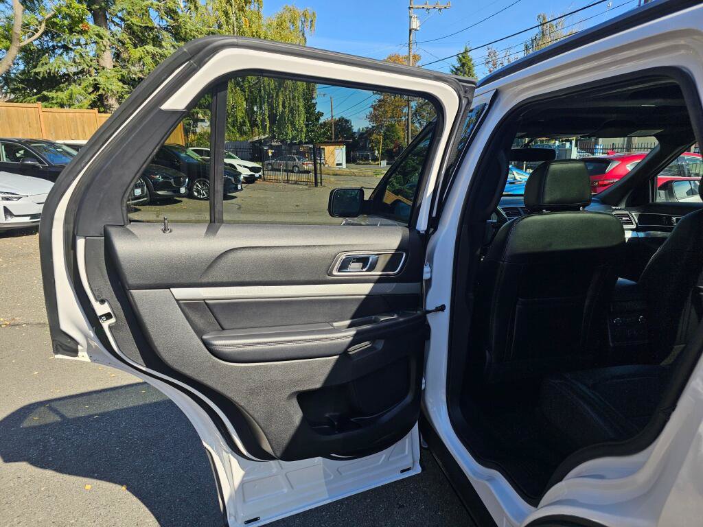 Used 2017 Ford Explorer XLT w/ Equipment Group 202A AWD/4WD image 16