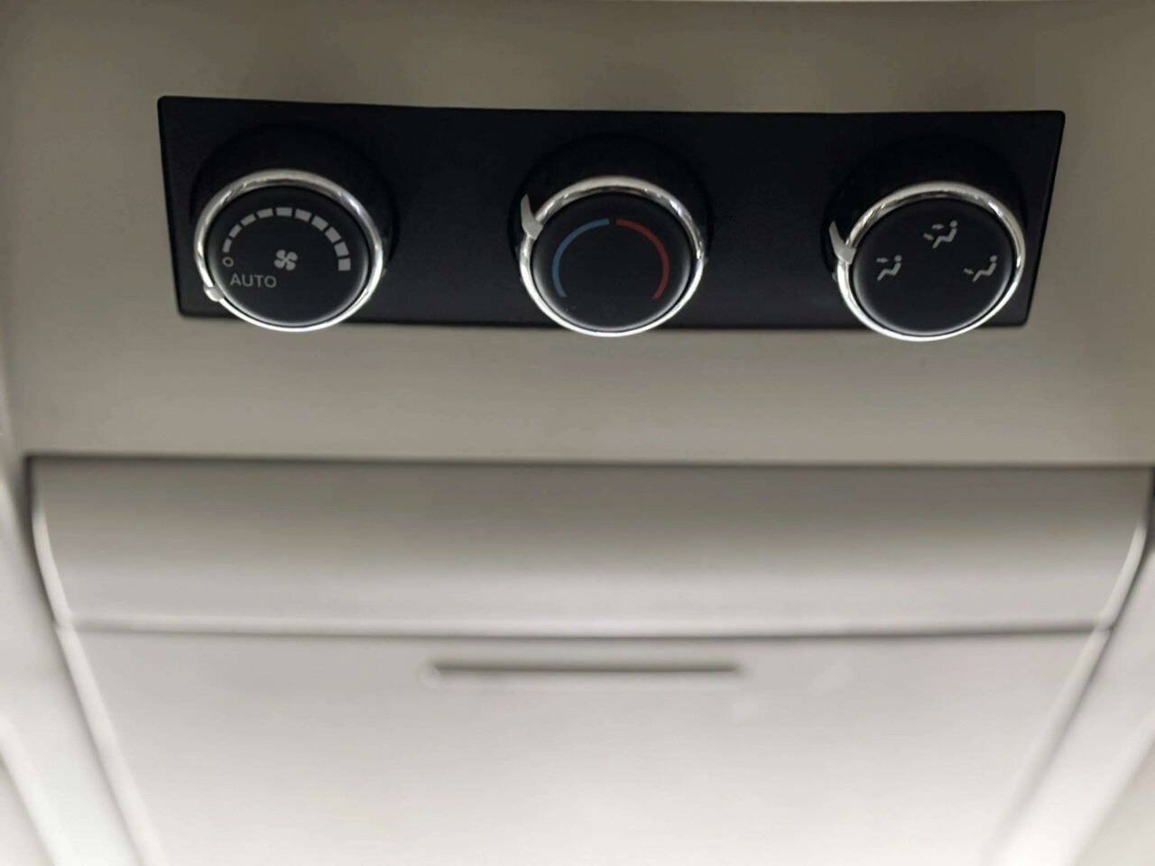 Used 2008 Chrysler Town & Country Limited w/ Trailer Tow Group FWD image 25