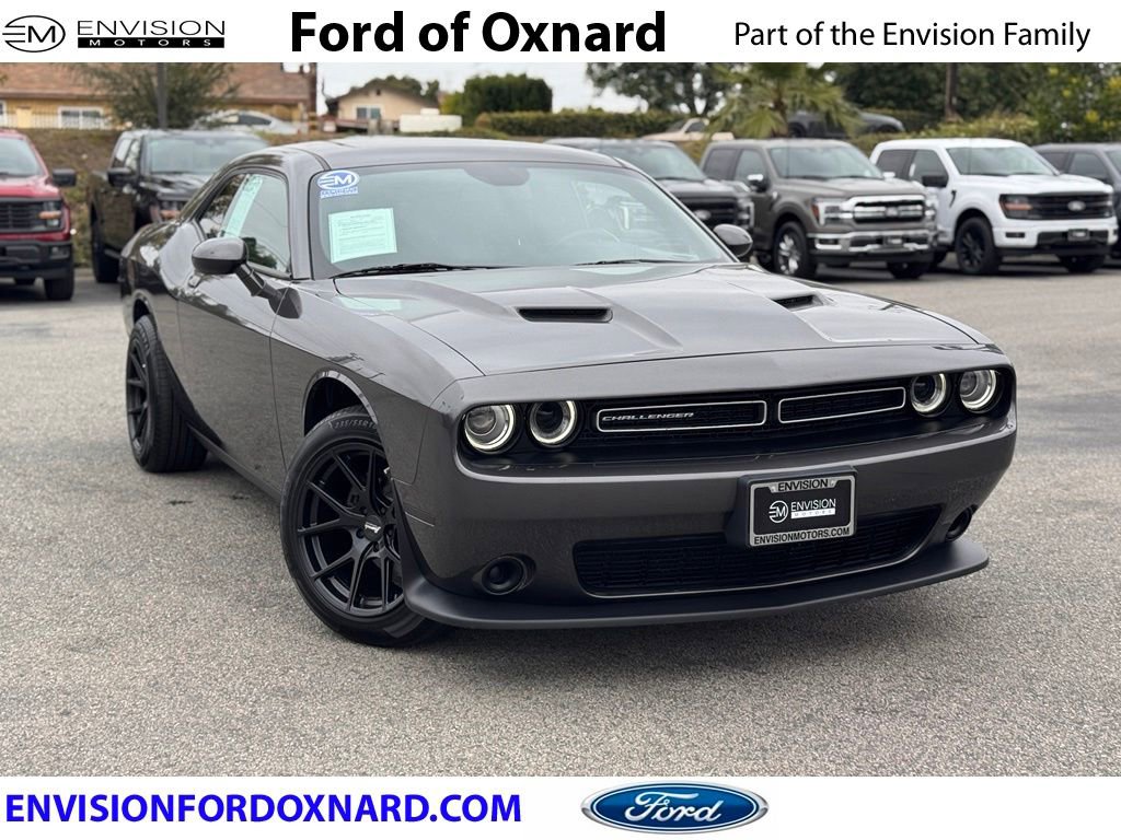 Used 2017 Dodge Challenger SXT RWD image 1