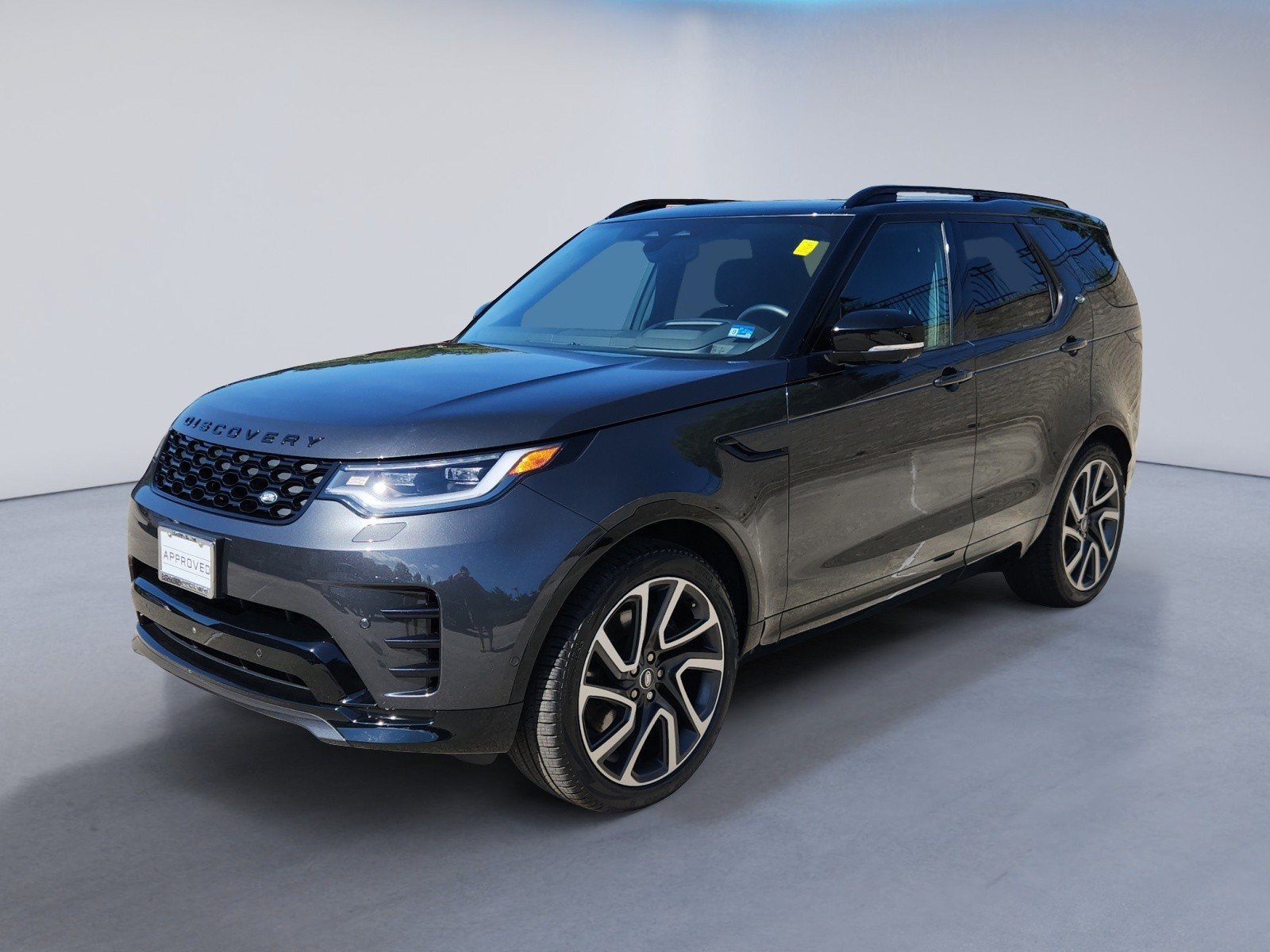 Used 2024 Land Rover Discovery Dynamic SE AWD/4WD image 1
