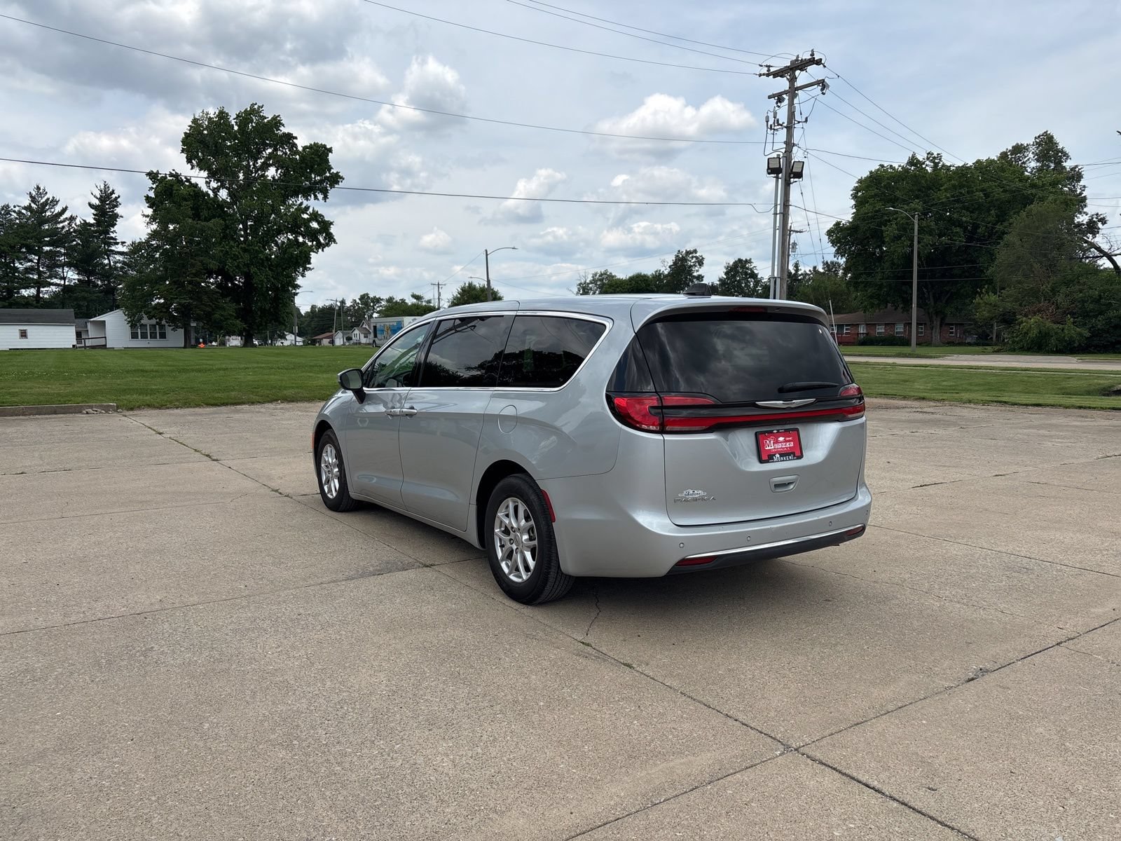 Used 2023 Chrysler Pacifica Touring-L FWD image 5