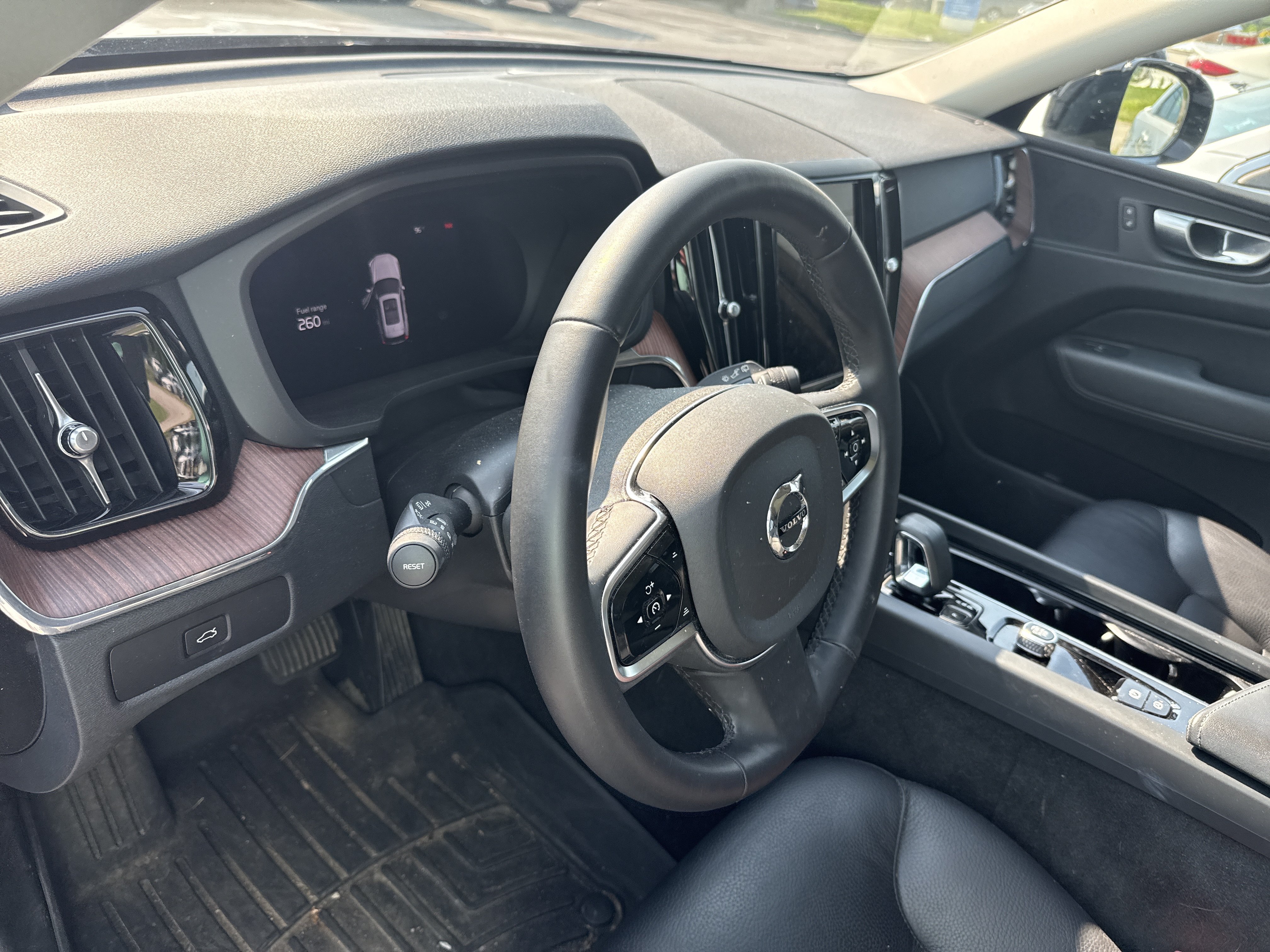 Used 2024 Volvo XC60 B5 Plus AWD/4WD image 10