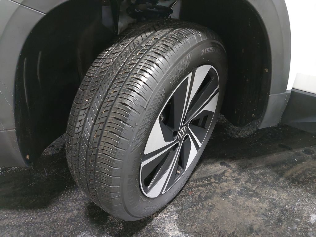 Used 2025 Volkswagen Taos SE image 32