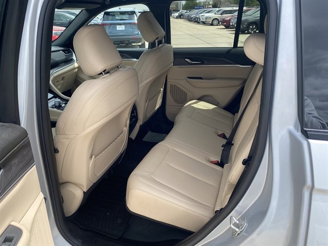 Used 2024 Jeep Grand Cherokee Limited AWD/4WD image 16
