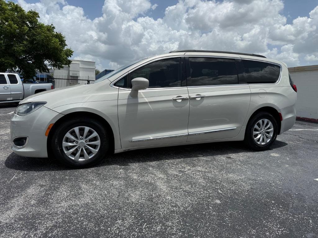 Used 2017 Chrysler Pacifica Touring-L FWD image 2