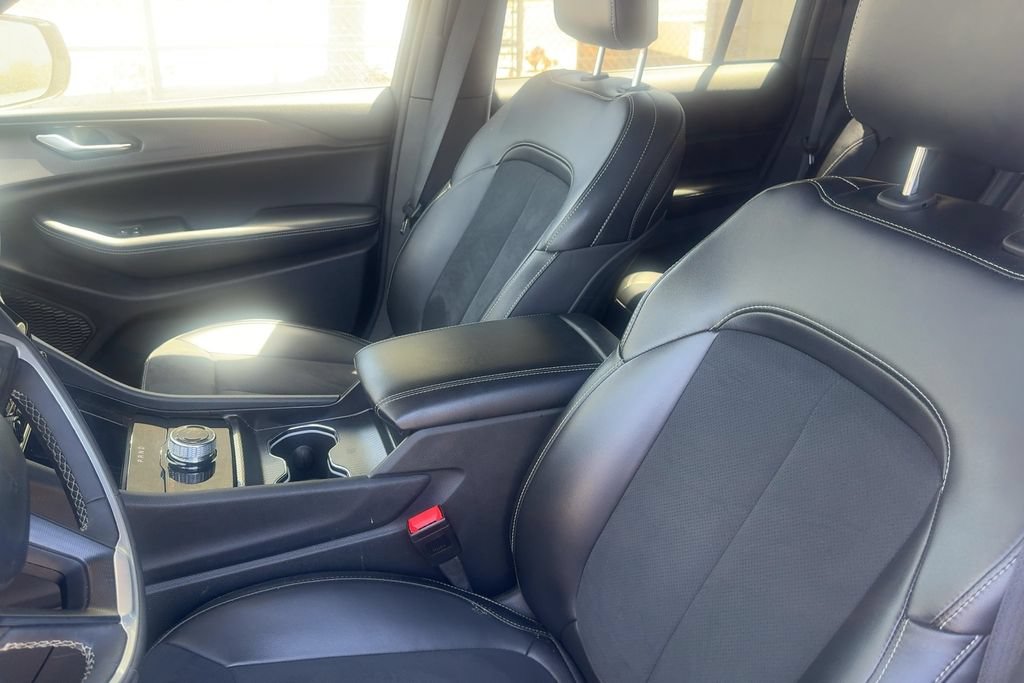 Used 2025 Jeep Grand Cherokee Altitude RWD image 11