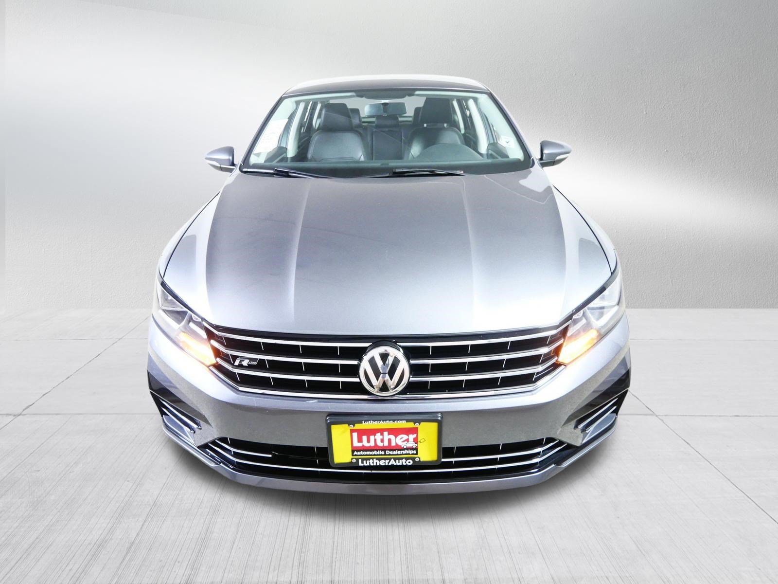 Used 2017 Volkswagen Passat 1.8T R-Line FWD image 2