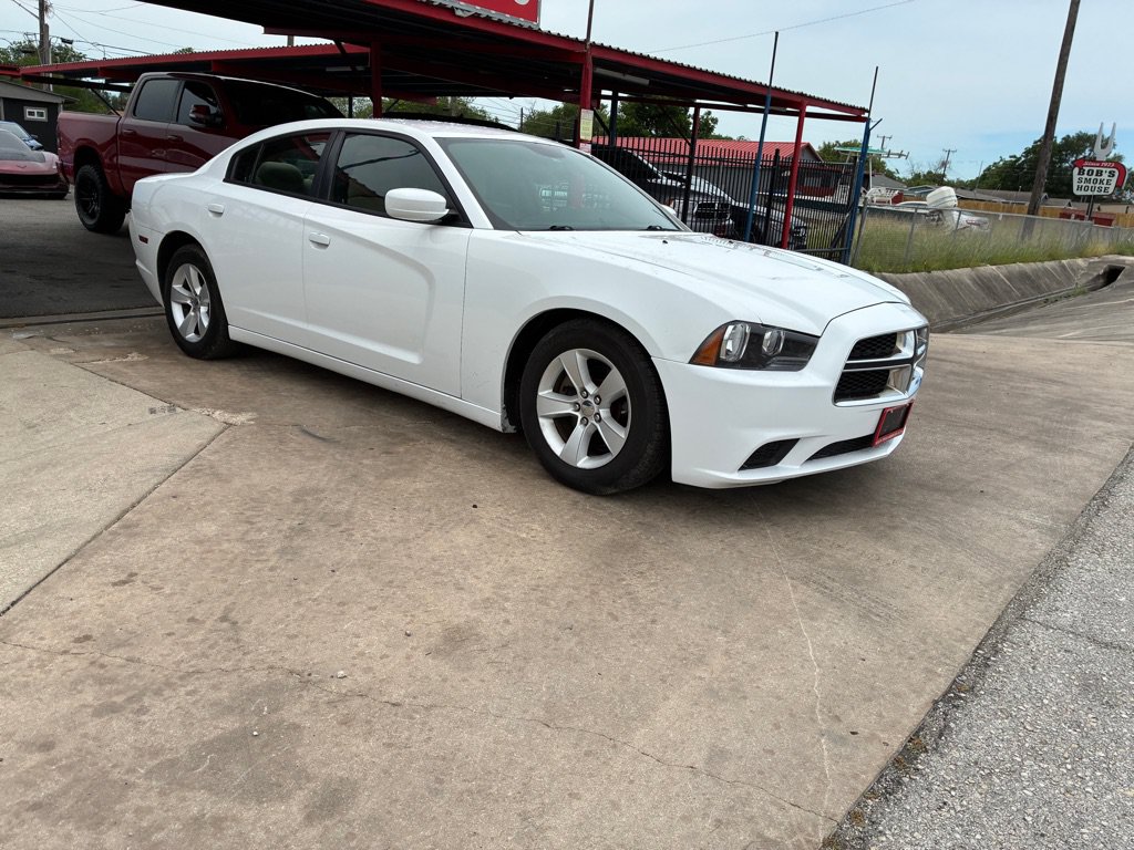 Used 2013 Dodge Charger SE RWD image 3
