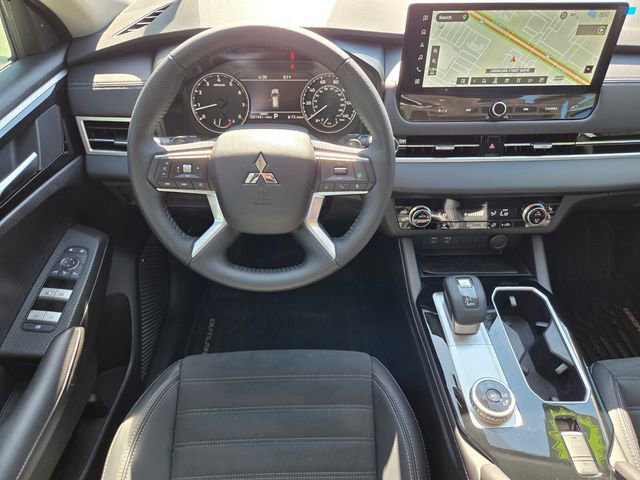 Used 2025 Mitsubishi Outlander SE image 16