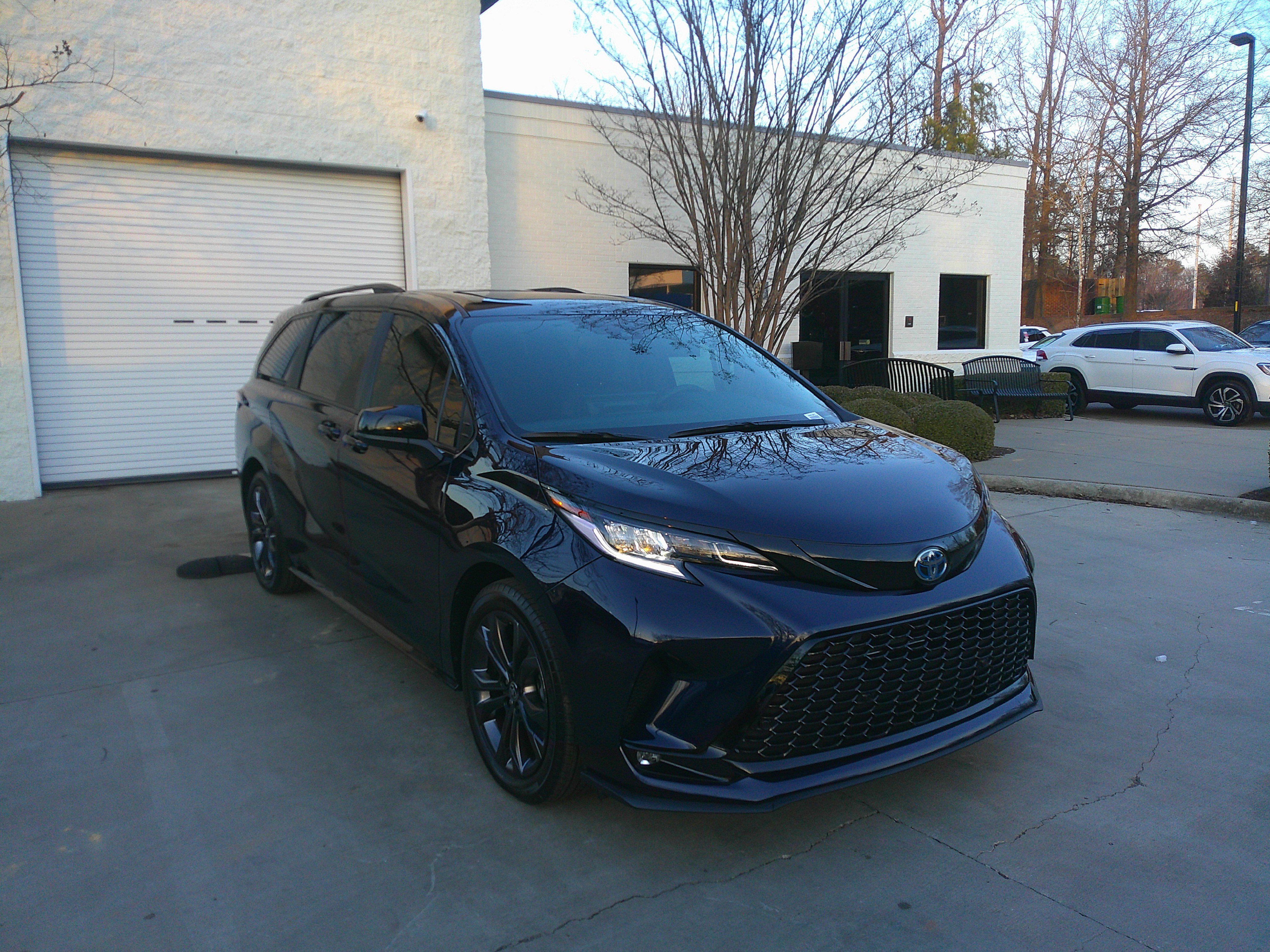 Used 2025 Toyota Sienna XSE w/ XSE Plus Package image 2