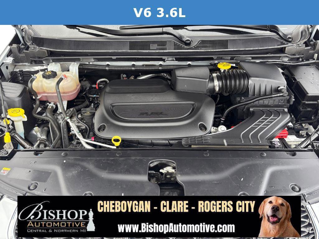 Used 2023 Chrysler Pacifica Touring-L image 9