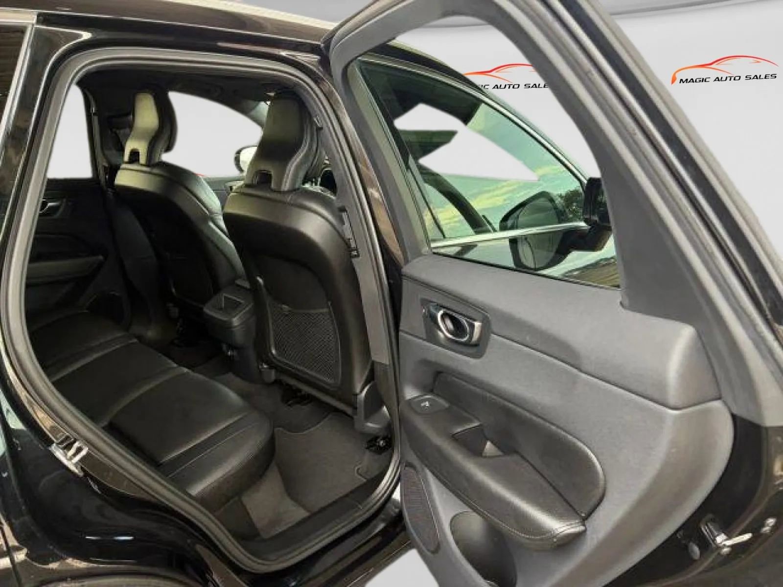 Used 2019 Volvo XC60 T5 Momentum w/ Multimedia Package AWD/4WD image 12