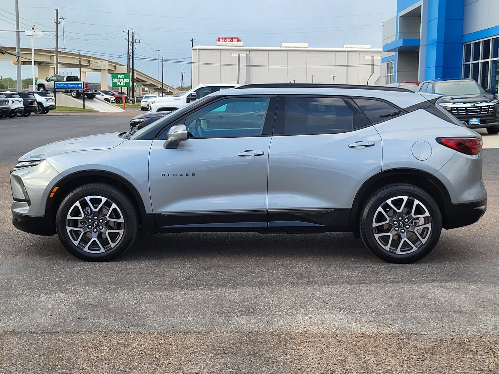Used 2025 Chevrolet Blazer RS FWD image 2