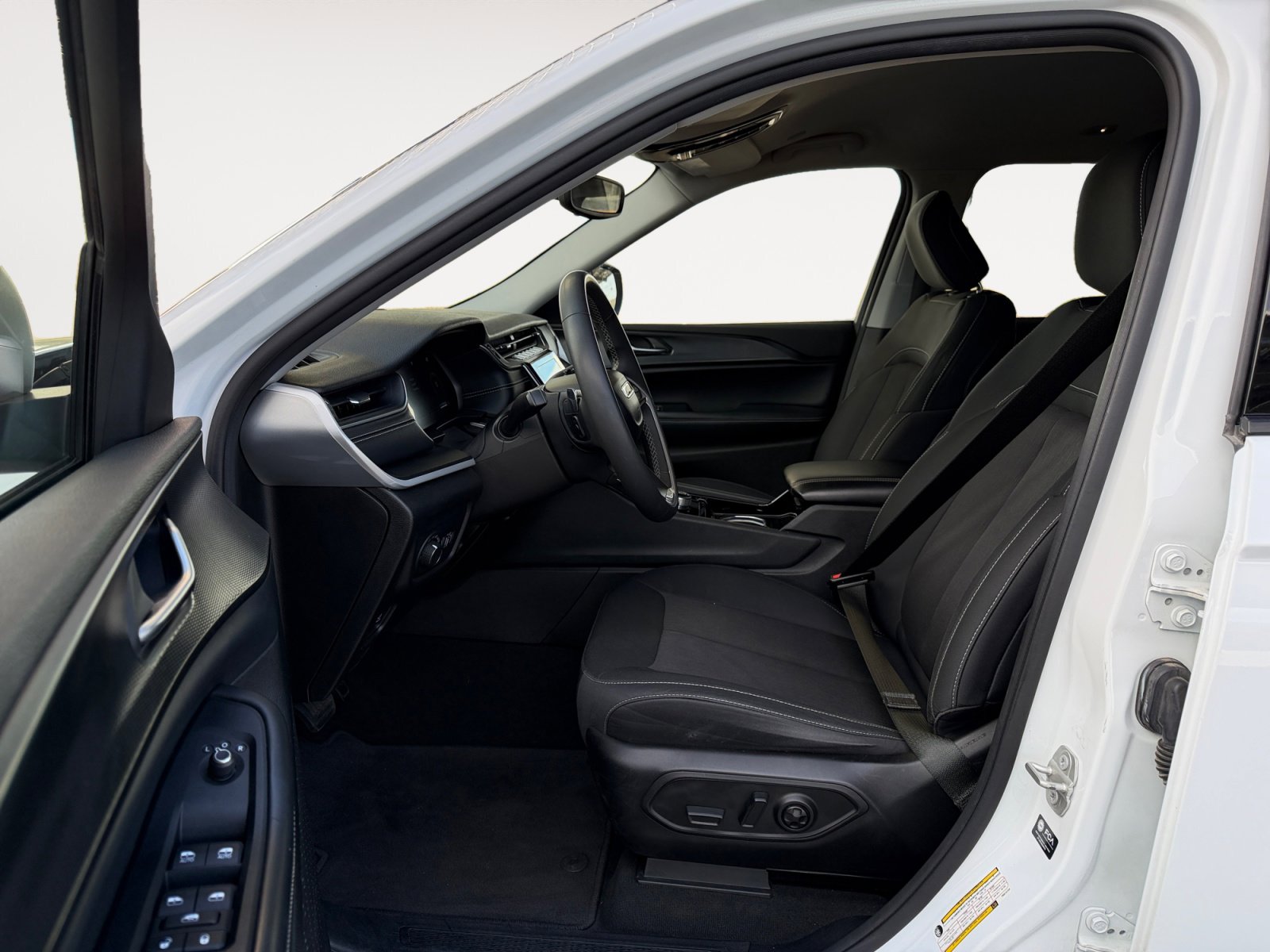 Used 2023 Jeep Grand Cherokee L Laredo image 22