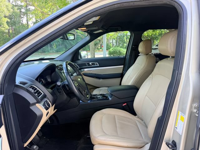 Used 2017 Ford Explorer XLT w/ Equipment Group 202A FWD image 10