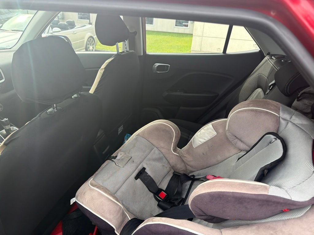 Used 2024 Hyundai Venue SEL FWD image 3