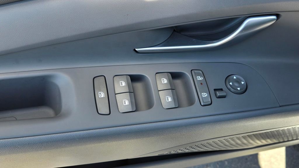 Used 2025 Hyundai Elantra Hybrid FWD image 16