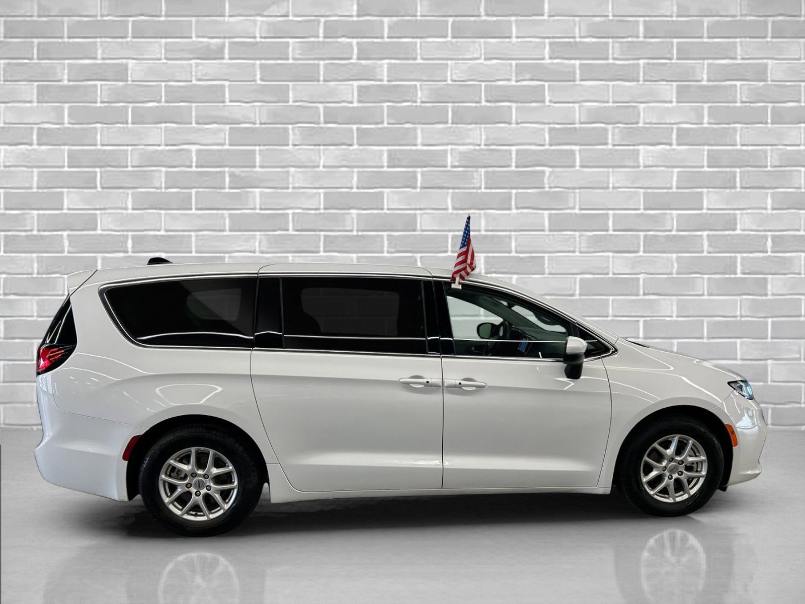 Used 2023 Chrysler Pacifica Touring-L image 6
