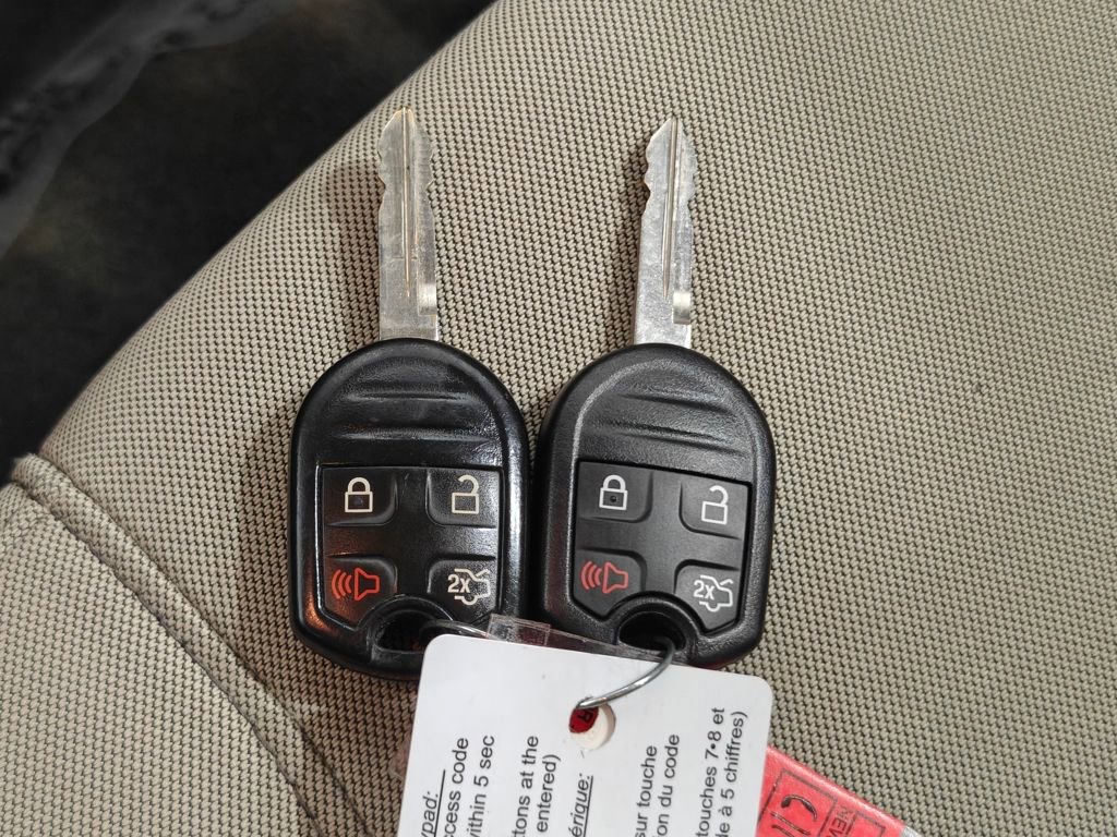 Used 2018 Ford Taurus SE FWD image 14