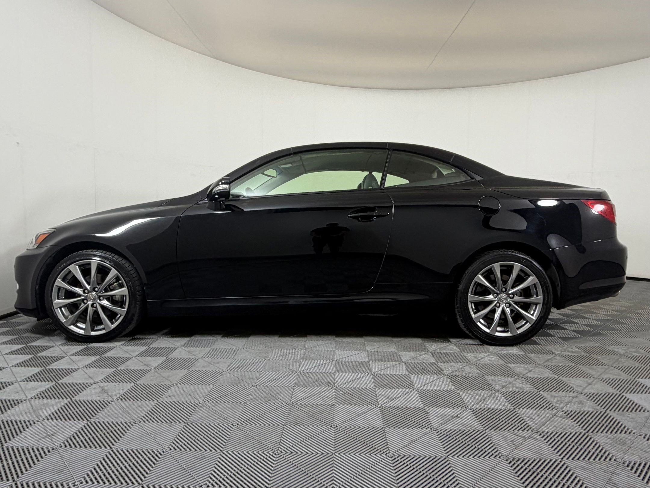 Used 2014 Lexus IS 250C w/ Luxury Package RWD image 2