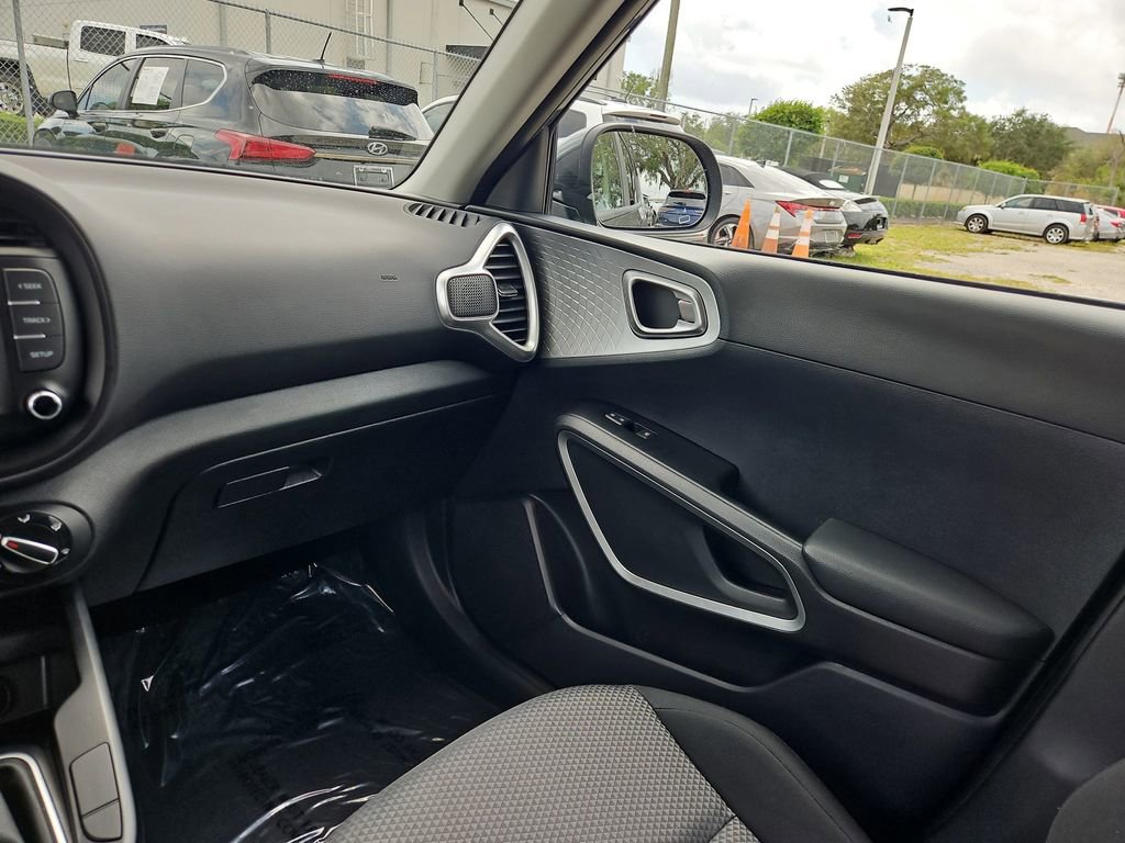 Used 2025 Kia Soul LX w/ LX Technology Package FWD image 10