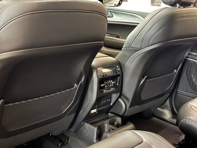 New 2026 Jeep Grand Cherokee L Limited w/ Luxury Tech Group II AWD/4WD image 27