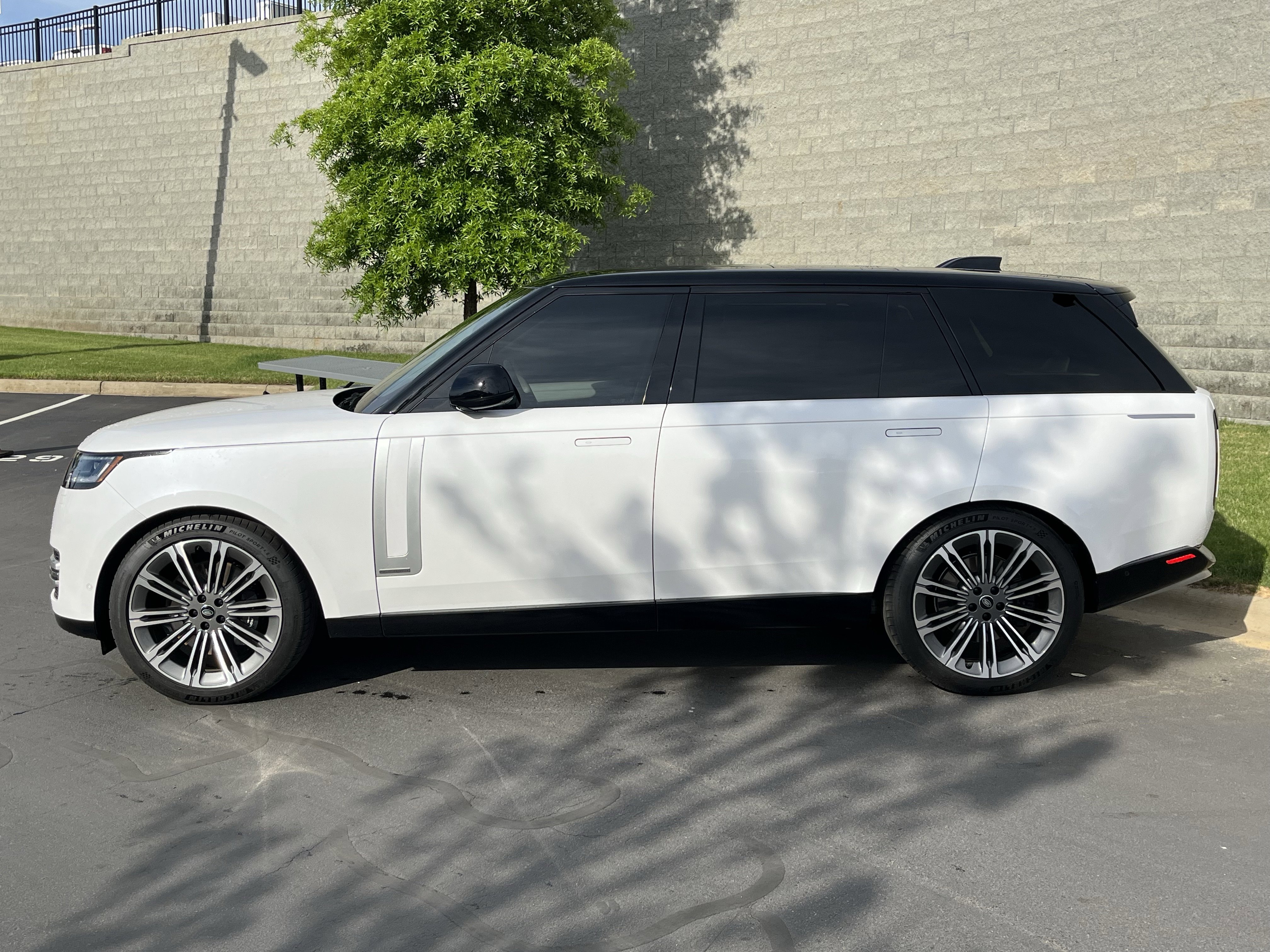 Certified 2024 Land Rover Range Rover Long Wheelbase Autobiography image 33